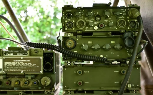 Robust militär kommunikationsutrustning i fältmiljö, som illustrerar Mildefs fokus på stryktåliga IT- och försvarssystem kopplade till mildef aktie.