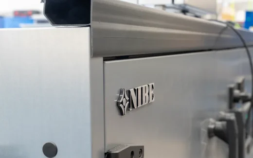 NIBE Flow Eurovent värmepumpssystem i industriell miljö, med Nibes logotyp synlig på enheten, som visar bolagets energieffektiva värmeteknik kopplad till nibe aktie.