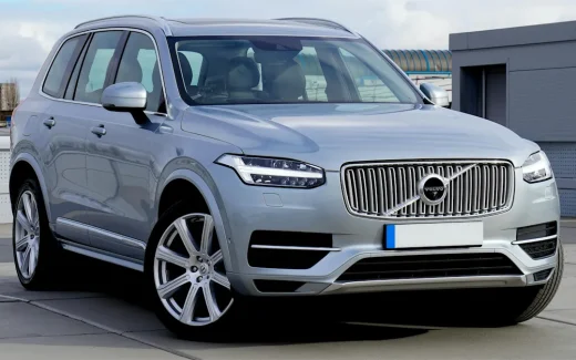 Volvo SUV fotograferad snett framifrån på takparkering, med tydlig Volvo-front och modern design, symbol för fordonsindustrin kopplad till volvo aktie.