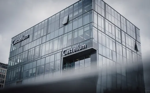 Castellum kontorsbyggnad med modern glasfasad mot molnig himmel