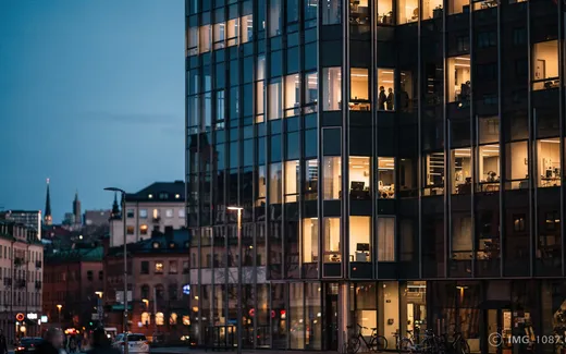 Kontorsbyggnader i Stockholm kvällsljus, symboliserar finansiella institutioner